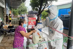 Thủ môn Bùi Tiến Dũng tham gia phát quà cho người dân ở Bình Dương