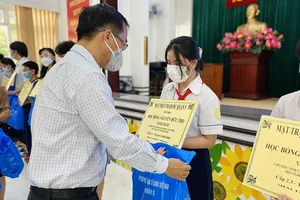 Trao học bổng Nguyễn Hữu Thọ cho học sinh, sinh viên nghèo vượt khó