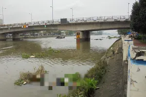 Chạy ghe trên sông Sài Gòn, phát hiện thi thể người