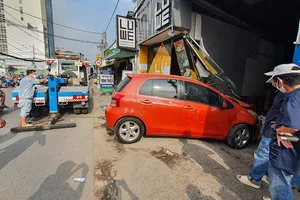 Ô tô do 1 phụ nữ điều khiển tông 2 xe máy, lao vào nhà dân ở Bình Thạnh
