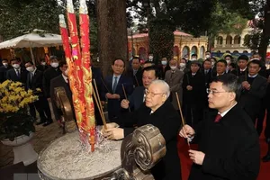 Tổng Bí thư Nguyễn Phú Trọng dâng hương tại Hoàng thành Thăng Long