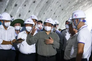 Thủ tướng kiểm tra tuyến cao tốc Bắc-Nam: Làm tốt thưởng, không tốt phạt 