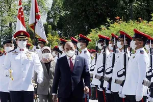 Tổng thống Singapore đón Chủ tịch nước Nguyễn Xuân Phúc tại chính Cung Istana