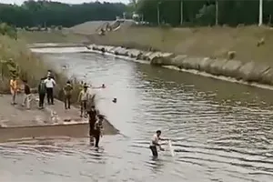 2 thanh niên trên máy múc rơi xuống kênh mất tích ở Bình Dương