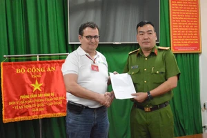 Giả Grab chở du khách Pháp đi mua nước rồi bỏ chạy với tài sản của khách