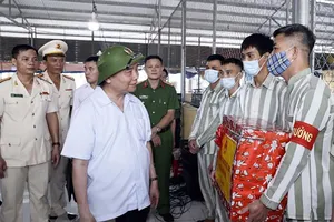 Chủ tịch nước kiểm tra công tác đặc xá tại Trại giam Xuân Lộc