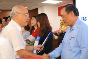  TP.HCM thưởng cho các tác phẩm đoạt Giải Báo chí Quốc gia và Búa Liềm Vàng 
