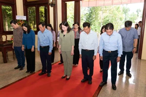 Phó Chủ tịch nước Võ Thị Ánh Xuân dâng hương tưởng nhớ Chủ tịch Tôn Đức Thắng
