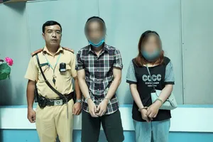 Đôi nam nữ giấu ma tuý đá trong cốp xe bị CSGT ở TP.HCM phát hiện