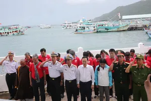 Lãnh đạo TP.HCM thăm và tặng quà cán bộ, chiến sĩ đảo Nam Du