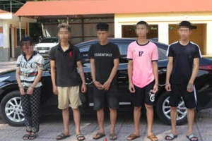 Nhóm thanh niên kề dao vào cổ tài xế để cướp tài sản