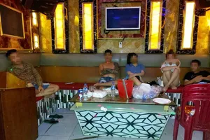 Công an bắt quả tang 11 người đang sử dụng ma túy trong quán karaoke ở Long An