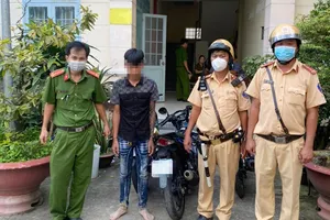 CSGT TP.HCM bàn giao người và tang vật cho công an địa phương thụ lý. Ảnh: PC08