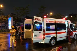 Ô tô tải cuốn xe máy vào gầm trên đường Phạm Văn Đồng