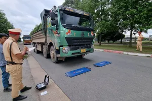 Công an Củ Chi hoá trang để xử lý xe quá tải, vi phạm nồng độ cồn