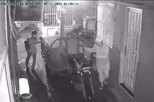 2 thanh niên trộm xe ba gác trong đêm ở quận 8, TP.HCM