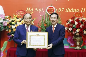 Chủ tịch nước Nguyễn Xuân Phúc nhận huy hiệu 40 năm tuổi Đảng