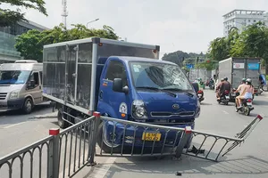 2 xe tải tông nhau trên đường Hoàng Minh Giám ở Phú Nhuận