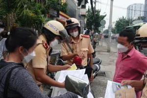 CSGT TP.HCM xử phạt nhiều xe khách quanh bến xe Miền Đông cũ