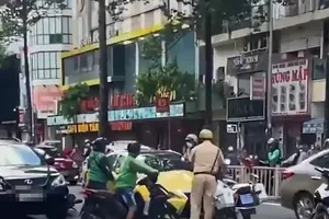 CSGT TP.HCM nói về vụ ô tô tông xe đặc chủng ở quận 5