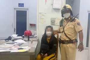 Đi điều tiết giao thông, CSGT Bình Triệu kịp cứu một cô gái định nhảy cầu tự tử 