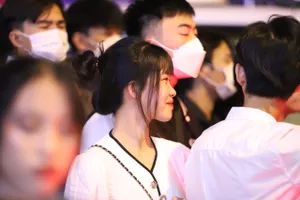 'Biển người' ở trung tâm TP.HCM chờ thời khắc đón năm mới 2023