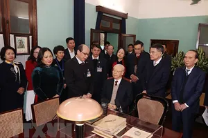 Tổng Bí thư dâng hương tưởng niệm Chủ tịch Hồ Chí Minh