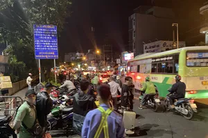 Mùng 6 Tết, người dân nườm nượp đổ về bến xe miền Đông cũ, TP.HCM