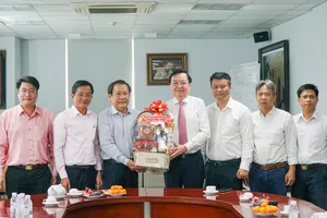 Lãnh đạo Ban Tuyên giáo Thành ủy TP.HCM thăm báo Pháp Luật TP.HCM đầu Xuân Quý Mão