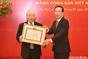 Tổng Bí thư Nguyễn Phú Trọng nhận Huy hiệu 55 năm tuổi Đảng