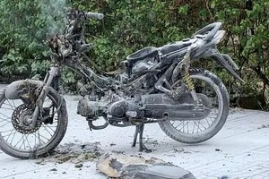 Xe máy cháy rụi trên vỉa hè công viên Phú Lâm, nghi bị đốt