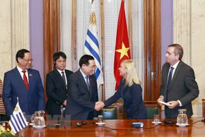 Nhiều hoạt động của Chủ tịch Quốc hội Vương Đình Huệ tại Đông Uruguay