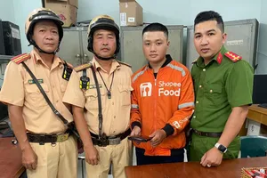 Nam sinh viên viết thư cảm ơn CSGT TP.HCM khi được trả lại ví đánh rơi