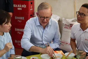 Thủ tướng Úc thưởng thức bia hơi và bánh mì Việt Nam