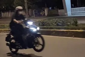 1 phụ nữ chạy bốc đầu xe máy trên đường phố ở Quảng Trị