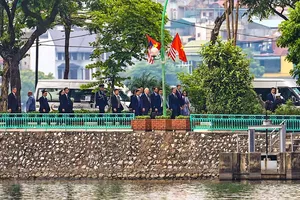 Tổng thống Biden tới hồ Trúc Bạch đặt hoa tưởng nhớ người bạn John McCain