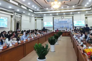 TP.HCM bàn giải pháp siết quản lý biển hiệu, bảng quảng cáo sai quy định 