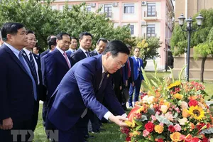 Chủ tịch nước Võ Văn Thưởng đặt hoa tưởng nhớ Bác Hồ ở Trung Quốc