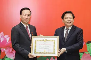 Chủ tịch nước Võ Văn Thưởng nhận Huy hiệu 30 năm tuổi Đảng