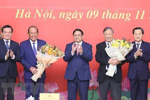 Thủ tướng trao Huy hiệu Đảng cho 2 nguyên phó Thủ tướng Trương Hòa Bình và Phạm Gia Khiêm
