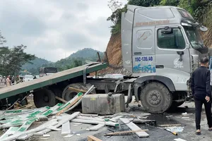 Tai nạn liên hoàn trên quốc lộ 6, giao thông ùn tắc 4km