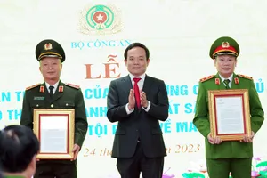 Phó Thủ tướng Trần Lưu Quang (giữa) trao thư khen của Thủ tướng đến các tập thể có thành tích xuất sắc.