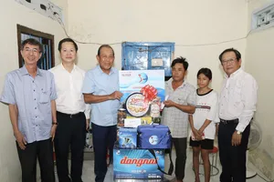 Nguyên Phó Thủ tướng Thường trực Trương Hòa Bình thăm và tặng quà ngư dân Bình Thuận