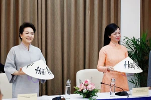 Giáo sư Bành Lệ Viên giao lưu với sinh viên ĐH Quốc gia Hà Nội