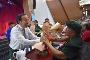 Chủ tịch UBND TP.HCM mong các cựu tướng lĩnh quân đội luôn theo dõi, góp ý cho TP.HCM