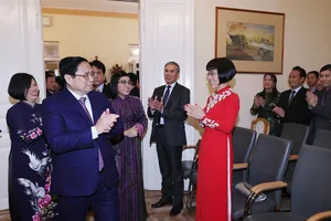 Thủ tướng đề nghị sớm công nhận cộng đồng người Việt Nam tại Hungary là dân tộc thiểu số của nước này