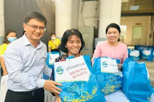 Trưởng ban Dân vận Thành ủy TP.HCM Nguyễn Mạnh Cường (bìa trái) trao quà cho các hội viên phụ nữ khó khăn tại chương trình “Xuân yêu thương - Tết nghĩa tình” do Hội Liên hiệp Phụ nữ TP tổ chức vào ngày 26-1.