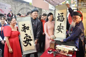 Phu nhân Chủ tịch nước Việt Nam và Phu nhân Tổng thống Philippines dạo chợ hoa Tết Hà Nội