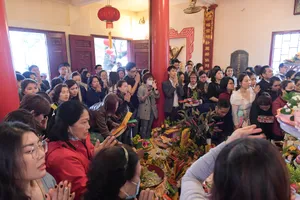 Thủ tướng yêu cầu cán bộ, công chức tuyệt đối không đi lễ trong giờ hành chính