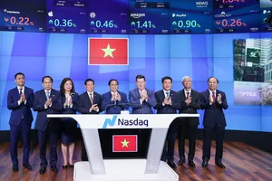 Thủ tướng Phạm Minh Chính, Bộ trưởng Bộ Tài chính Hồ Đức Phớc (thứ tư từ trái qua) cùng đoàn công tác Việt Nam tham dự khai mạc phiên giao dịch tại thị trường chứng khoán New York vào tháng 9-2023. Ảnh: NHẬT BẮC